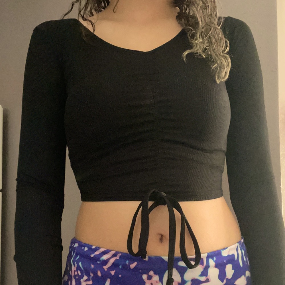 Black cropped long sleeve shirt from boohoo. The size is 4 or small.